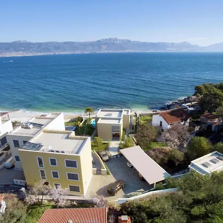Beachfront Lemonade With Pool Iii Апартаменты *