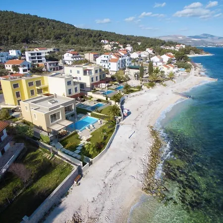 Beachfront Lemonade With Pool Iii Апартаменты
