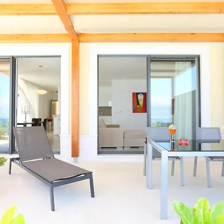 Beachfront Lemonade With Pool Iii Апартаменты *