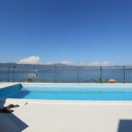 Beachfront Lemonade With Pool Iii Апартаменты